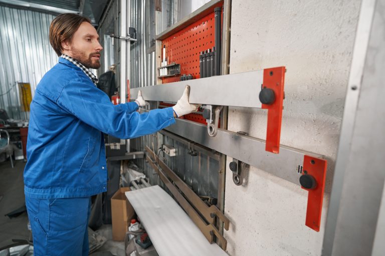 escuadras de aluminio en estructura resistente